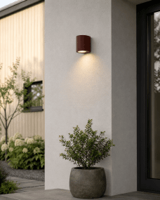 Freja Single Rust udendørslampe Fra Lampan - Fremstillet af metal i en rust/orange finish med en dekorativ ribbet struktur, der giver lampen et levende og eksklusivt udseende.