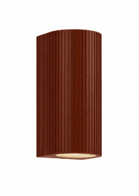 Freja Duo Rust udendørslampe Fra Lampan - Fremstillet af metal i en rust/orange finish med en dekorativ ribbet struktur, der giver lampen et levende og eksklusivt udseende.