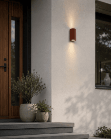Freja Duo Rust udendørslampe Fra Lampan - Fremstillet af metal i en rust/orange finish med en dekorativ ribbet struktur, der giver lampen et levende og eksklusivt udseende.