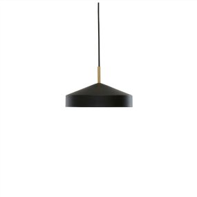 Hatto Ø30 Sort loftslampe Fra OYOY - Hatto pendellampen i sort har et stilfuldt design med en mat finish, elegante messingdetaljer og en tekstilledning.
