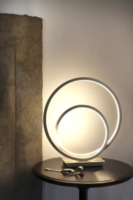 Loop 37cm Stål bordlampe Fra Aneta Lighting - Integreret 14W LED, der kan dæmpes med en 3-trins lysdæmper p&aring; lampefoden.