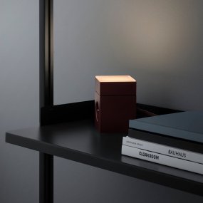 LAMP 1 - EU Bourgogne Fra Avolt - Denne praktiske lille lampe tilsluttes direkte til stikkontakten (230V) og er perfekt som natlampe eller stemningsbelysning i gangen, soveværelset eller andre rum, hvor du ønsker et blødt lys.
