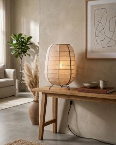 Delino Beige Fra By Rydéns - Delino er en stilfuld gulvlampe, der kombinerer naturlige materialer med et bl&oslash;dt og tidl&oslash;st design.