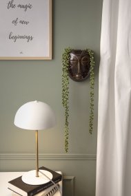 Bonnet 40cm Hvid Fra Leitmotiv - Den hvide skærm sammen med elegante messingdetaljer skaber et stilfuldt og trendy udtryk, mens lampen spreder et varmt og behageligt lys.