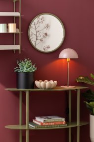 Bonnet 40cm Lyserød Fra Leitmotiv - Den lyser&oslash;de sk&aelig;rm sammen med elegante messingdetaljer skaber et stilfuldt og trendy udtryk, mens lampen spreder et varmt og behageligt lys.