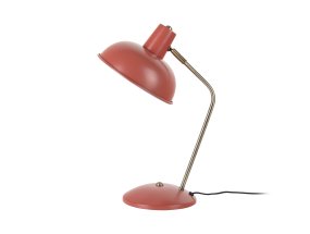 Hood 38cm RØD skrivebordslampe Fra Leitmotiv - Den bev&aelig;gelige sk&aelig;rm med hvid inderside giver en j&aelig;vn og behagelig lysfordeling, perfekt til l&aelig;sning eller arbejde.