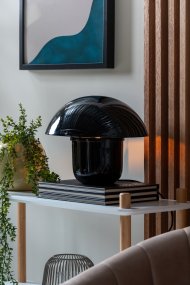 Mushroom 25cm Sort Fra Leitmotiv - Den karakteristiske form sammen med den skinnende, sorte emaljerede finish giver et moderne og udtryksfuldt indtryk.