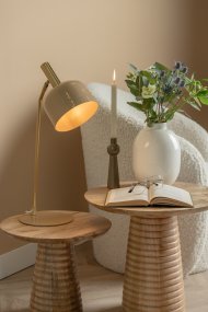 Smart 56cm Beige skrivebordslampe Fra Leitmotiv - Den skinnende, emaljerede finish i en blød beige skærm sammen med elegante gulddetaljer giver lampen et unikt og iøjnefaldende udtryk.