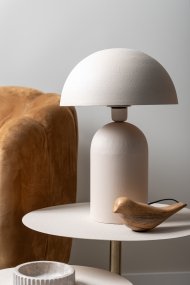 Boaz 43cm Beige Fra Leitmotiv - Den beige finish har en struktureret, næsten keramiklignende overflade, der giver lampen et blødt og livligt udtryk.