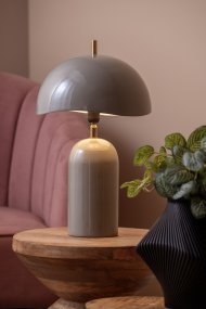 Querido 40cm Grå bordlampe Fra Leitmotiv - Den er lavet af metal med en blank grå finish og gulddetaljer og vil være en stilfuld tilføjelse til dit hjem.