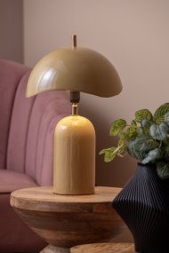 Querido 40cm Gul bordlampe Fra Leitmotiv - Den er lavet af metal med en blank honninggul finish og detaljer i guldfinish, og den vil være en stilfuld tilføjelse til dit hjem.