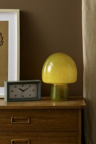 Gozar 27cm Grøn bordlampe Fra Leitmotiv - Gozar er en stilfuld bordlampe i glas med en dybgrøn skærm, der giver et varmt og indbydende skær.