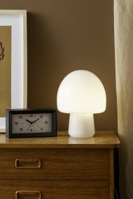 Gozar 27cm Hvid bordlampe Fra Leitmotiv - Den bløde paddehatteform og skinnende overflade skaber en behagelig lysfordeling og et harmonisk udtryk.