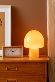 Gozar 27cm Gul bordlampe Fra Leitmotiv - Gozar er en stilfuld bordlampe i glas med en dyb gul skærm, der giver et varmt og indbydende skær.