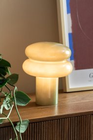 Incesante 24cm Grøn bordlampe Fra Leitmotiv - Incesante er en skulpturel bordlampe lavet udelukkende af glas med en dybgrøn skærm, der giver et varmt og atmosfærisk lys.
