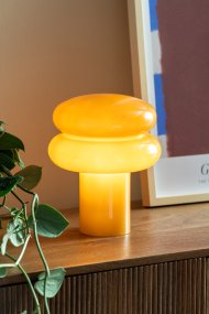 Incesante 24cm Gul bordlampe Fra Leitmotiv - Incesante er en skulpturel bordlampe lavet udelukkende af glas med en dyb gul skærm, der giver et varmt og atmosfærisk lys.