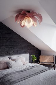 Lou Lou Ø80 Lyserød plafond Fra By Rydéns - Lou Lou bliver ikke kun en lyskilde, men også et kunstværk i dit hjem, og dens tilpassede stil gør den til en perfekt indretningsdetalje til at skabe en unik atmosfære.