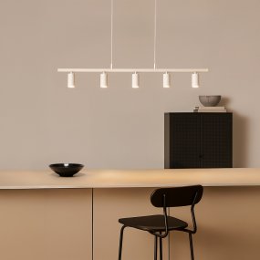 Lucy 115cm Mat hvid loftslampe Fra Belid - Lucy er en moderne line&aelig;r pendel med 5 spots, skabt til at passe over et k&oslash;kken.