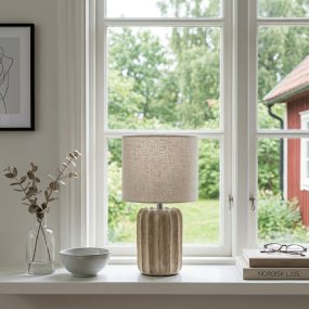 Flint 33cm Beige bordlampe Fra Cottex - Lampefoden er kombineret med en beige tekstilsk&aelig;rm, der skaber en bl&oslash;d og harmonisk helhed.