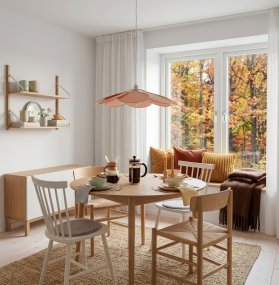 Magnolia Ø80 Lyserød loftslampe Fra Cottex - Magnolia er en dekorativ loftspendel med et legende design inspireret af blomsterblade.