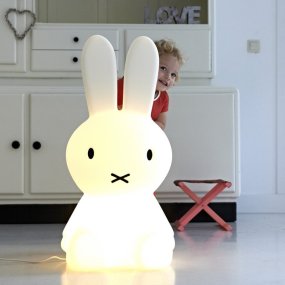 Miffy XL Hvid børnelampe Fra Mr Maria - Selvom du ikke er bekendt med Miffy før, kan du stadig invitere denne venlige lille kanin til at lyse op i dit hjem og på s&aring; så lær hende at kende.