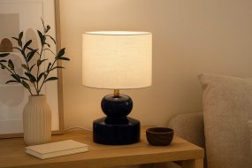 Muschi 36cm Blå bordlampe Fra Nordic Lighting - Muschi bordlampen har en bl&aring;, blank keramisk base med bl&oslash;dt afrundede former og en hvid linnedsk&aelig;rm.