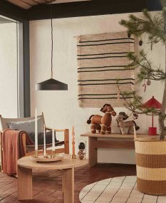 Hatto Ø30 Sort loftslampe Fra OYOY - Hatto pendellampen i sort har et stilfuldt design med en mat finish, elegante messingdetaljer og en tekstilledning.