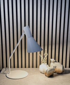 Ceres 46cm Beige skrivebordslampe Fra Aneta Lighting - CERES bordlampen er både praktisk og stilfuld og giver et behageligt lys, når du arbejder eller læser.
