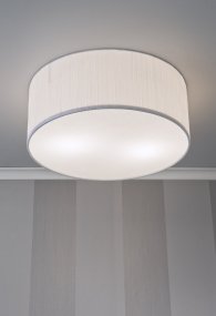 Bendir Ø38 Hvid Plisseret Fra Aneta Lighting - Den diskrete, men sofistikerede stil gør den til et ideelt valg for dem, der leder efter et stilfuldt udtryk uden at gå på kompromis med funktion og lyskvalitet.