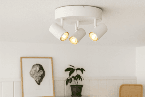 Omega 3 Hvid spotlight Fra Nordic Lighting - Omega er en klassisk spotlight med et moderne design i mat hvidt metal.