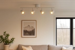 Omega 4 Hvid spotlight Fra Nordic Lighting - Omega er en klassisk spotlight med et moderne design i mat hvidt metal.