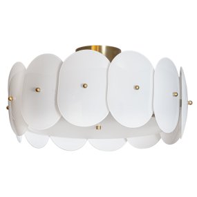 Omlott Ø53 Hvid plafond Fra By Rydéns - Omlott er et smukt loft og med detaljerne i messing tilføjer det elegance til rummet.