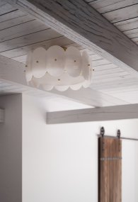 Omlott Ø53 Hvid plafond Fra By Rydéns - Omlott er et smukt loft og med detaljerne i messing tilføjer det elegance til rummet.