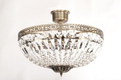 Classic Ø45 Antik messing krystal Fra Norrsken Design - De funklende krystaller reflekterer lyset på en fortryllende måde og skaber en smuk glød i rummet.