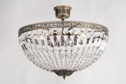 Classic Ø55 Antik messing krystal Fra Norrsken Design - De funklende krystaller reflekterer lyset p&aring; en fortryllende m&aring;de og skaber en smuk gl&oslash;d i rummet.