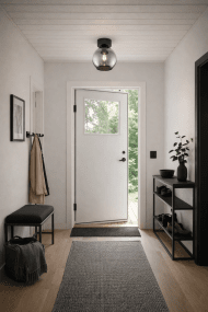 Globi Ø25 Sort/Røget plafond Fra Nordic Lighting - Giv dit rum et varmt og elegant udtryk med denne loftslampe i et tidstypisk design.