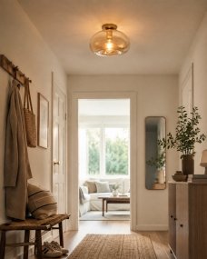 Munc Ø28 Rav plafond Fra Lampan - Munc er en elegant loftlampe, der kombinerer glas og metal i et bl&oslash;dt og stilfuldt design.