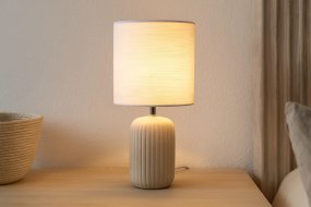 Palizzo 33cm Beige bordlampe Fra Nordic Lighting - Palizzo bordlampen har en beige keramisk base med elegante lodrette ribber og en hvid linnedsk&aelig;rm.