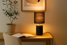 Palizzo 33cm Sort bordlampe Fra Nordic Lighting - Palizzo bordlampen i sort har en stilfuld keramisk base med elegante riller og en matchende h&oslash;rsk&aelig;rm.