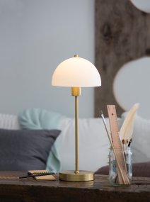 Vienda 48cm Messing bordlampe Fra Herstal - Vienda bordlampe med sit klassiske og elegante design g&oslash;r, at lampen kan bruges i hjemmet i mange &aring;r.