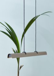 Fold 118cm Sand loftslampe Fra Belid - Hver lampe er et mesterv&aelig;rk af svensk design, med st&oslash;bte armaturer og udstansede detaljer, der fremh&aelig;ver det solide h&aring;ndv&aelig;rk og udtrykker, hvordan metal kan omfavne lyset.