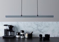 Fold 118cm Beton Fra Belid - Hver lampe er et mesterv&aelig;rk af svensk design, med st&oslash;bte armaturer og udstansede detaljer, der fremh&aelig;ver det solide h&aring;ndv&aelig;rk og udtrykker, hvordan metal kan omfavne lyset.