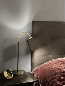 Ljusdal 50cm Sort skrivebordslampe Fra Aneta Lighting - Den fleksible arm gør det nemt at rette lyset derhen, hvor du har brug for det, hvilket gør Ljusdal til et funktionelt og elegant valg til dit hjem.