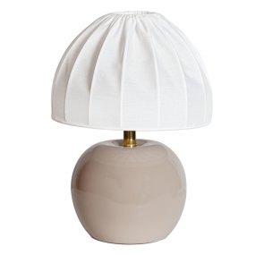 Peach 27cm Beige bordlampe Fra Cottex - Den hvide tekstilsk&aelig;rm med et smukt plisseret design skaber en flot kontrast til den jordagtige fod og spreder et bl&oslash;dt og behageligt lys.