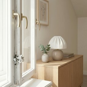 Peach 27cm Beige bordlampe Fra Cottex - Den hvide tekstilsk&aelig;rm med et smukt plisseret design skaber en flot kontrast til den jordagtige fod og spreder et bl&oslash;dt og behageligt lys.