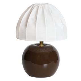 Peach 27cm Brun bordlampe Fra Cottex - Den hvide tekstilsk&aelig;rm med et smukt plisseret design skaber en flot kontrast til den jordagtige fod og spreder et bl&oslash;dt og behageligt lys.
