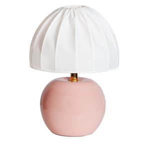 Peach 27cm Lyserød bordlampe Fra Cottex - Den hvide tekstilsk&aelig;rm med et smukt plisseret design skaber en flot kontrast til den farverige fod og spreder et bl&oslash;dt og behageligt lys.