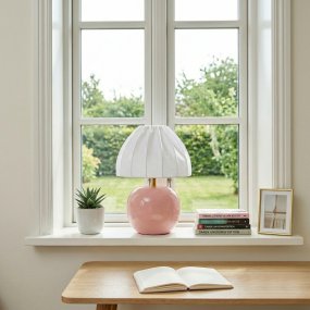 Peach 27cm Lyserød bordlampe Fra Cottex - Den hvide tekstilsk&aelig;rm med et smukt plisseret design skaber en flot kontrast til den farverige fod og spreder et bl&oslash;dt og behageligt lys.