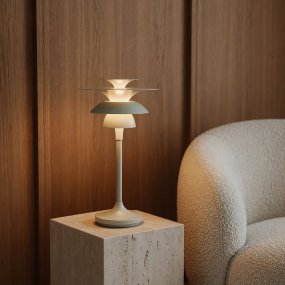 Picasso 35cm Blød salvie bordlampe Fra Belid - Farverne gifter sig meget behageligt med naturlige indretningsstile, men ogs&aring; mere grafiske indretningsstile, hvor man &oslash;nsker en passende fremtoning af indretningsdetaljerne.