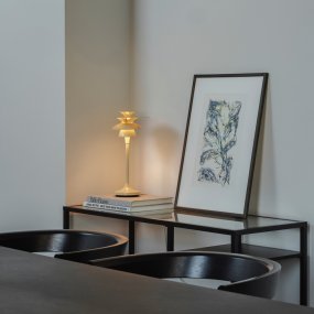Picasso 35cm Let honning bordlampe Fra Belid - Farverne gifter sig meget behageligt med naturlige indretningsstile, men ogs&aring; mere grafiske indretningsstile, hvor man &oslash;nsker en passende fremtoning af indretningsdetaljerne.